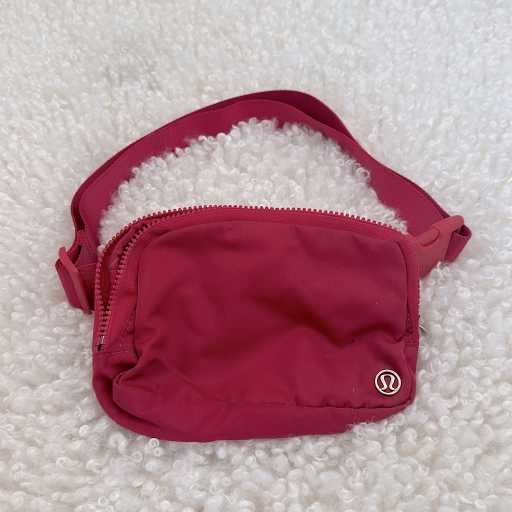 EUC Lululemon Fanny in raspberry